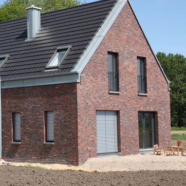 Außenraffstore hinter Klinkerfassade