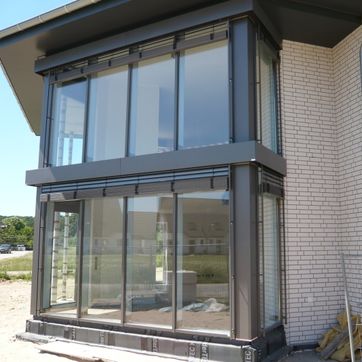 Pfosten-Riegels-Fassade mit Sonnenschutz 1