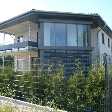 Pfosten-Riegels-Fassade mit Sonnenschutz 1a