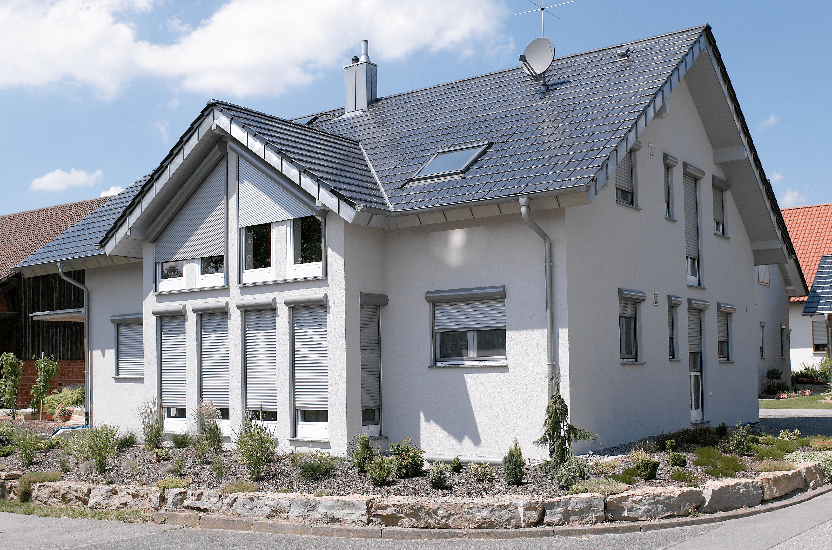 Vorbaurolladen aus Aluminium an einem Einfamilienhaus