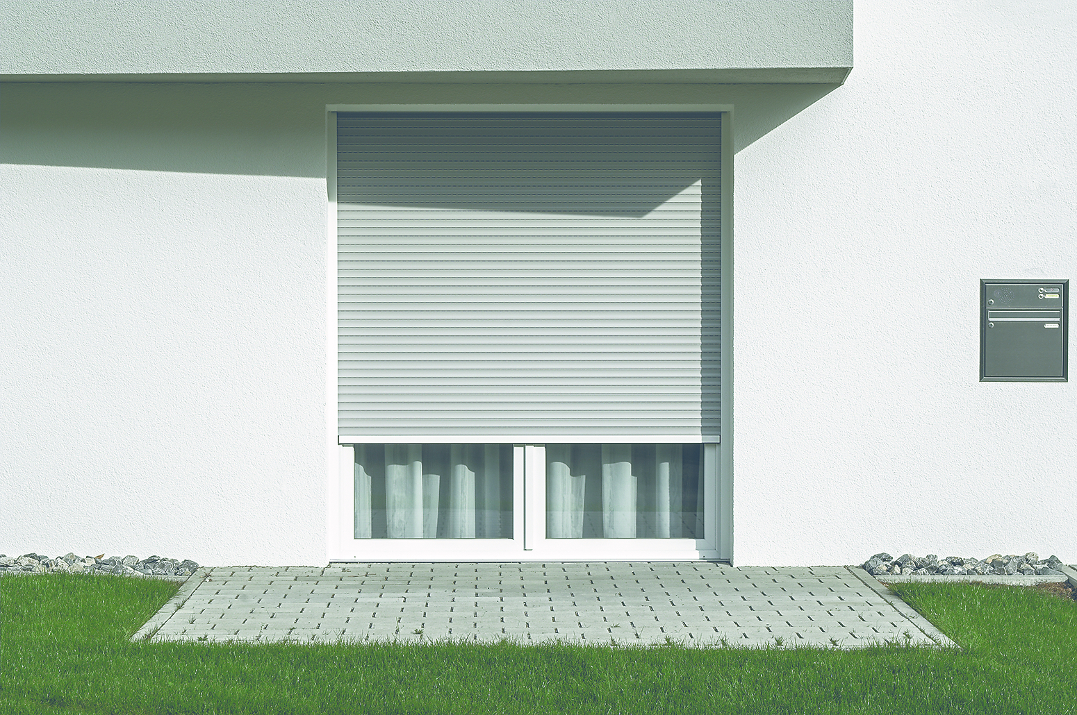 Aluminium Rolladen an einer Balkontür zum Garten
