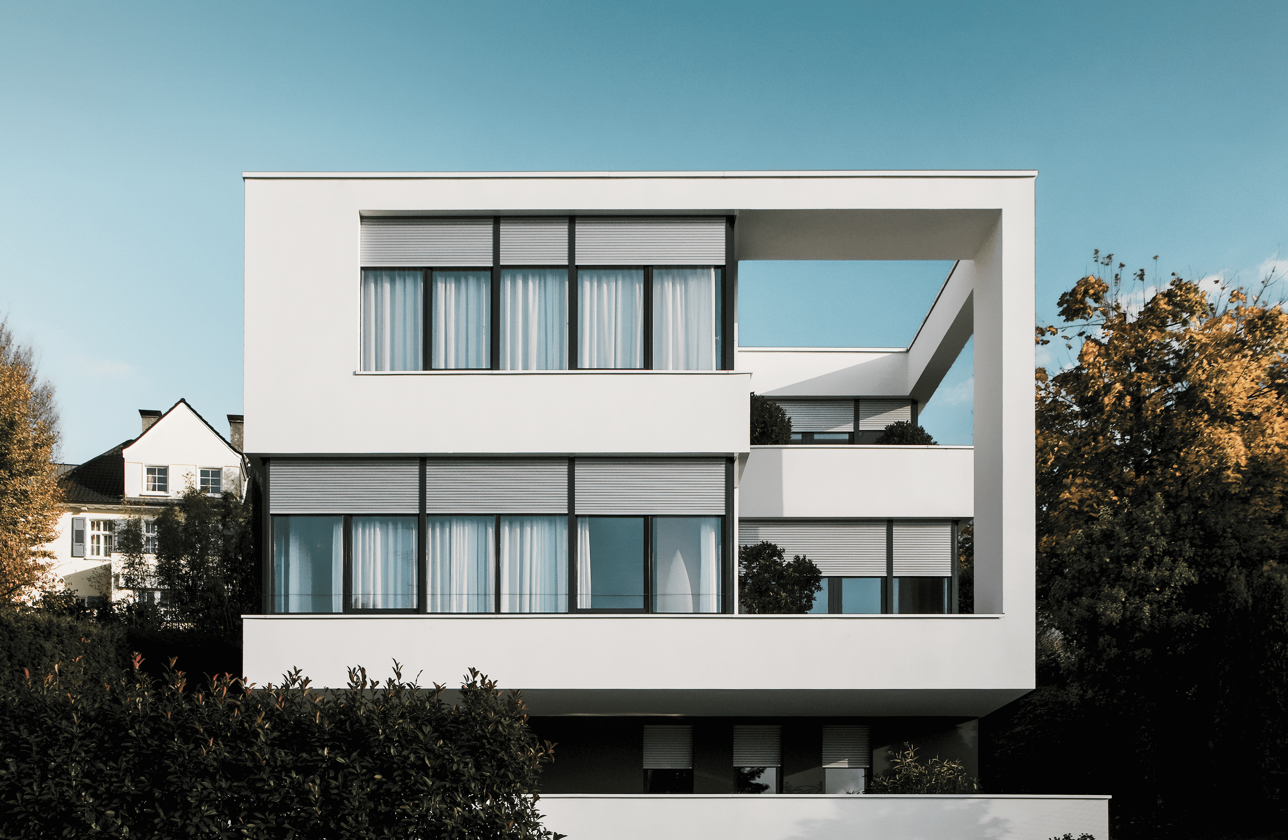 Aluminium Rolladen an einem Mehrfamilienhaus im Neubau