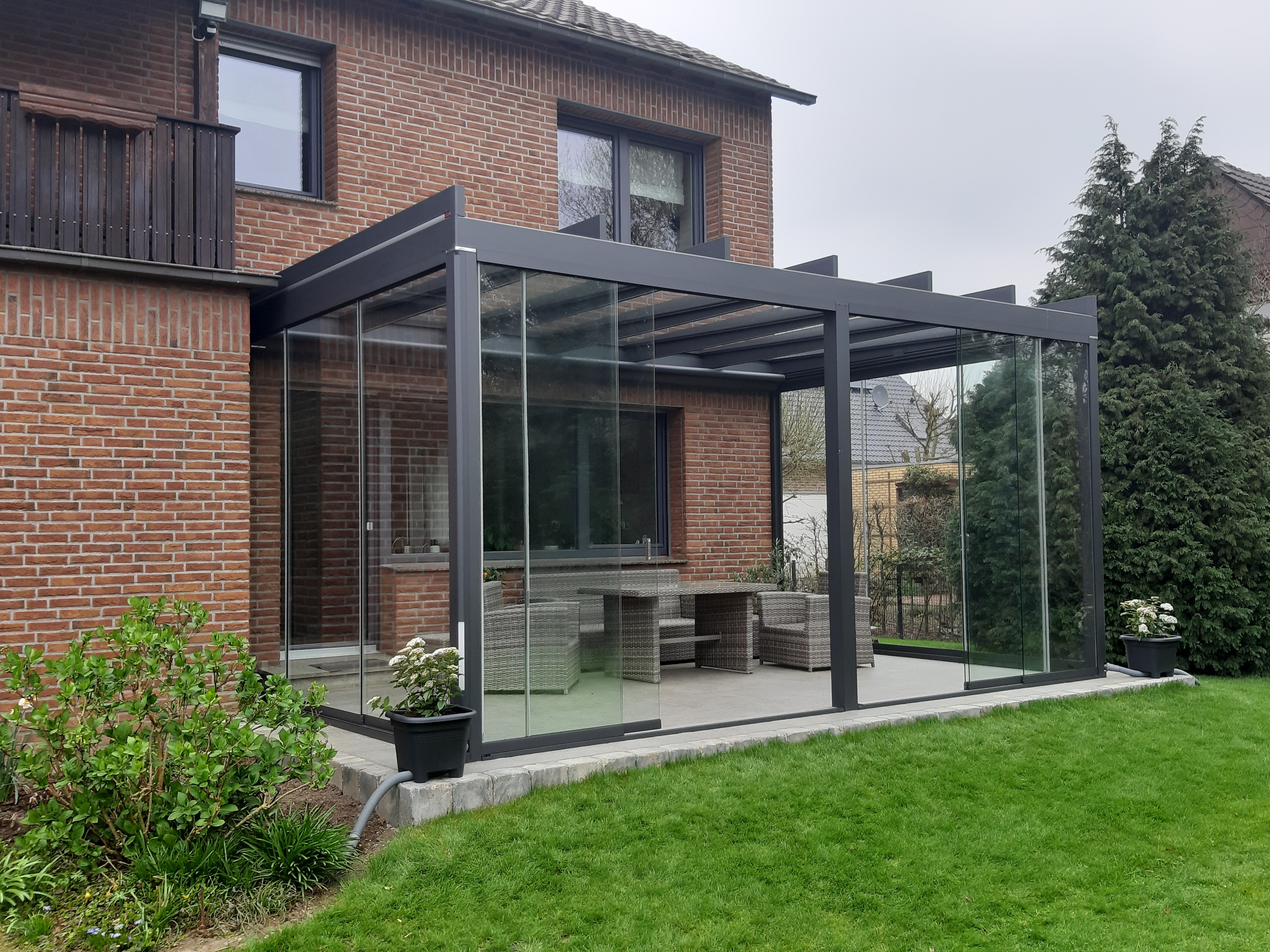 Weinor Terrazza Pure mit Glas-Schiebeelementen und Türen sowie LED-Leiste