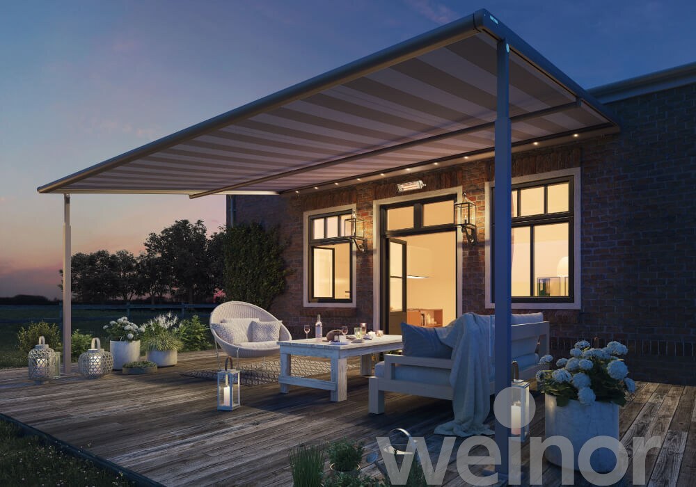 Weinor Pergolamarkise Plaza Viva an einer Holz-Terrasse mit LED-Leisten