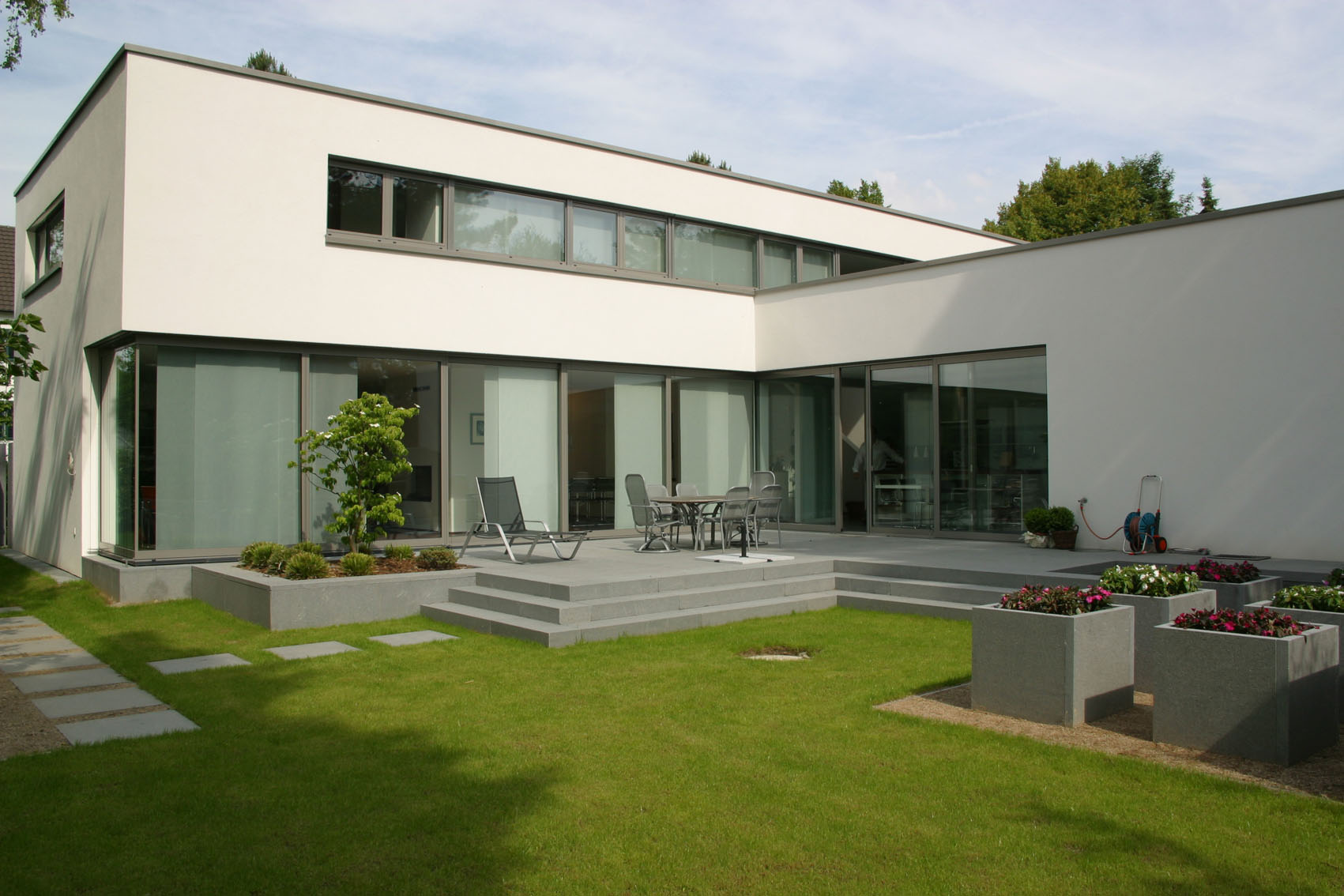 Weru Fenster Fassadensystem an einem Haus mit Terrasse & Schiebetür