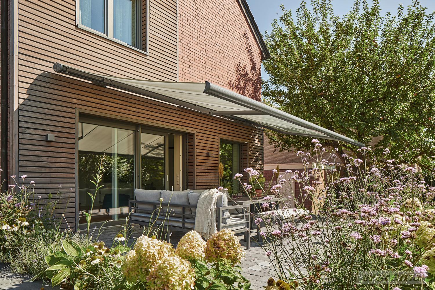Warema Terrassenmarkise K60 an einer Terrasse im Außenbereich
