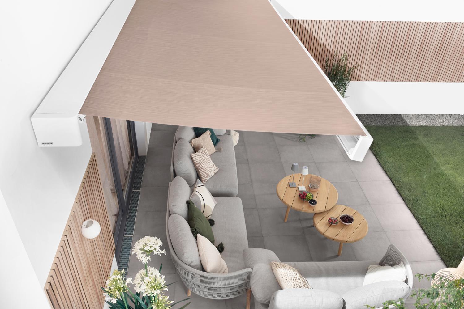 Seitenansicht einer ausgefahrenen Sonnenmarkise an einer Terrasse im Außenbereich