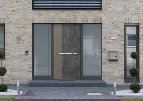 Kompotherm Haustür mit Glaselementen und Treppenstufe