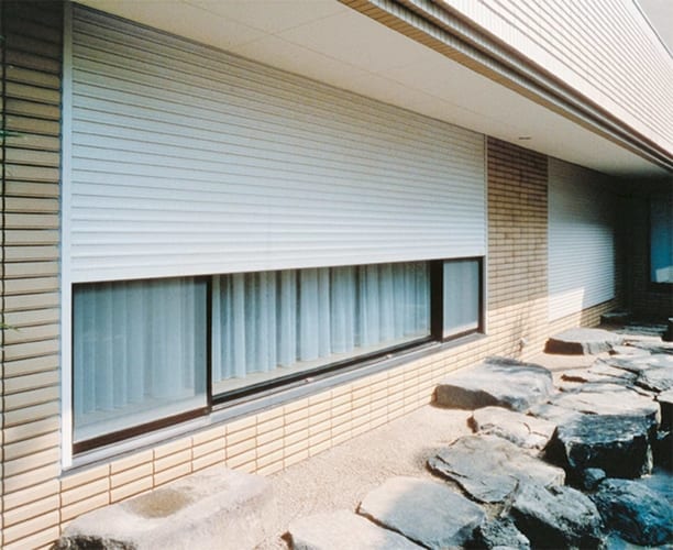 Ansicht einer großen Rollade in weiß aus Kunststoff an einem großen Panorama-Fenster