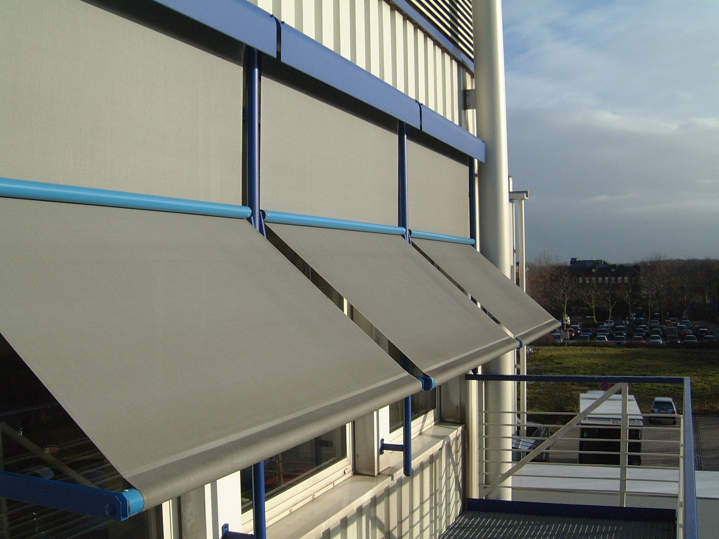 Fallarmmarkisen vor einer Industriehalle