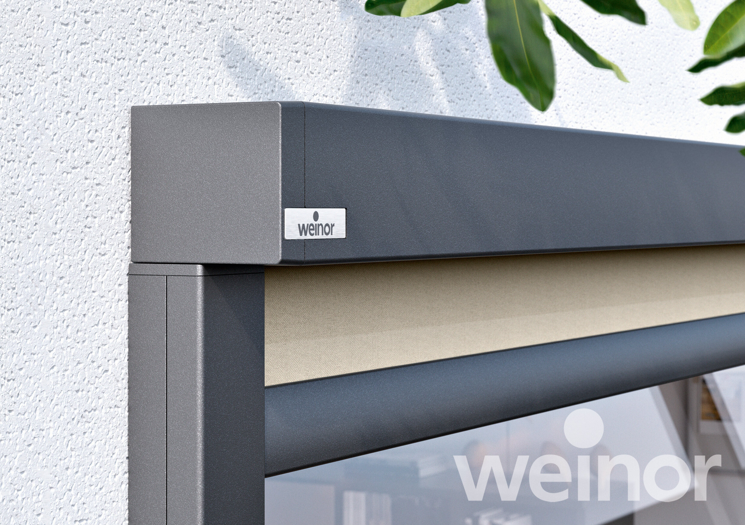 Nahansicht eines Aluminium Kastens einer Senkrechtmarkise