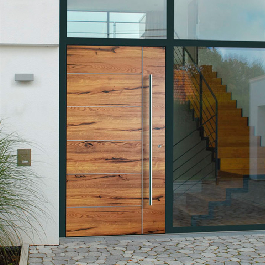 Noblesse Haustür in Holz-Optik in einer hohen Fensterfassade mit Klingelanlage