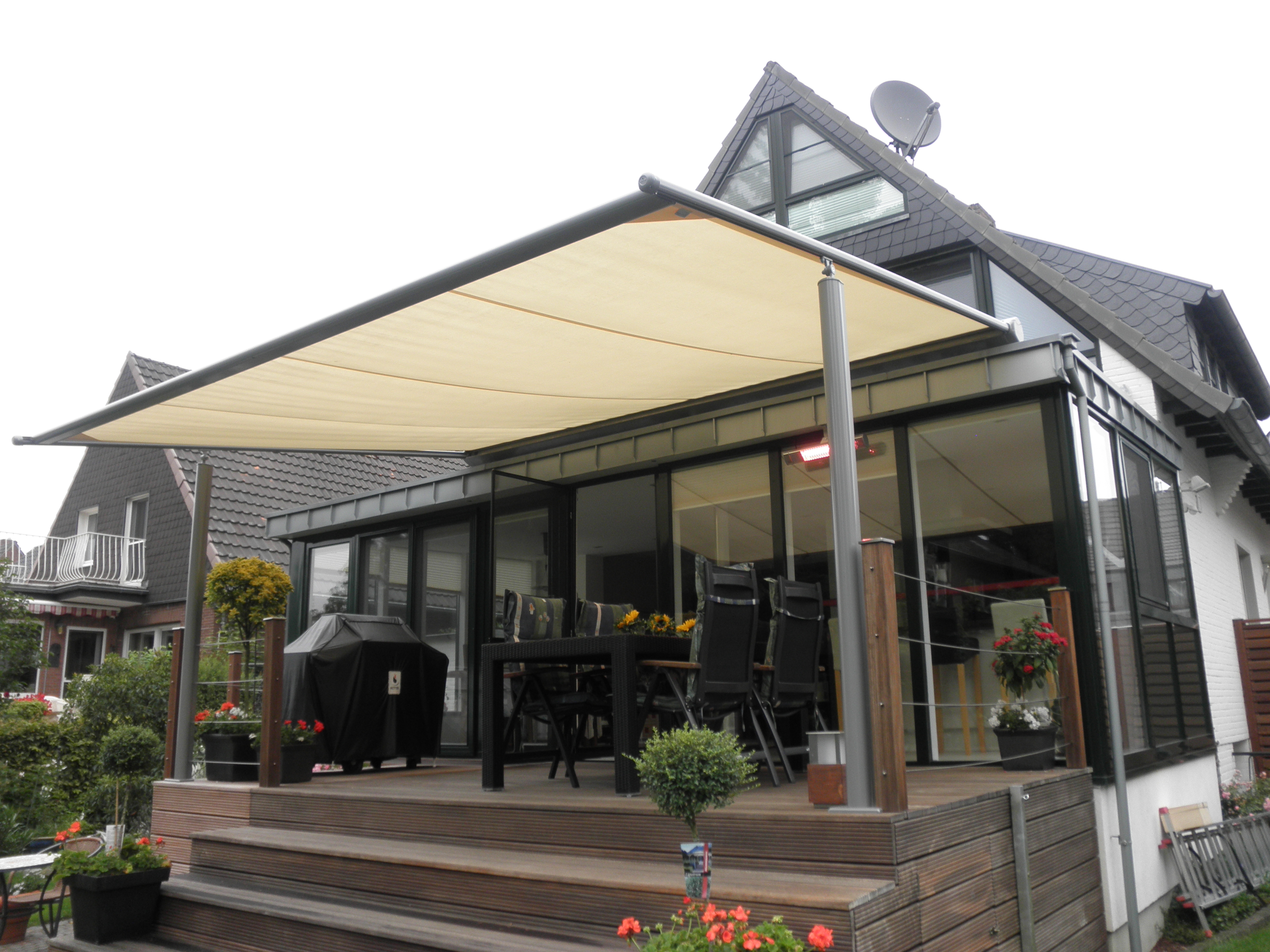 Weinor Plaza Viva an einer Holz-Terrasse