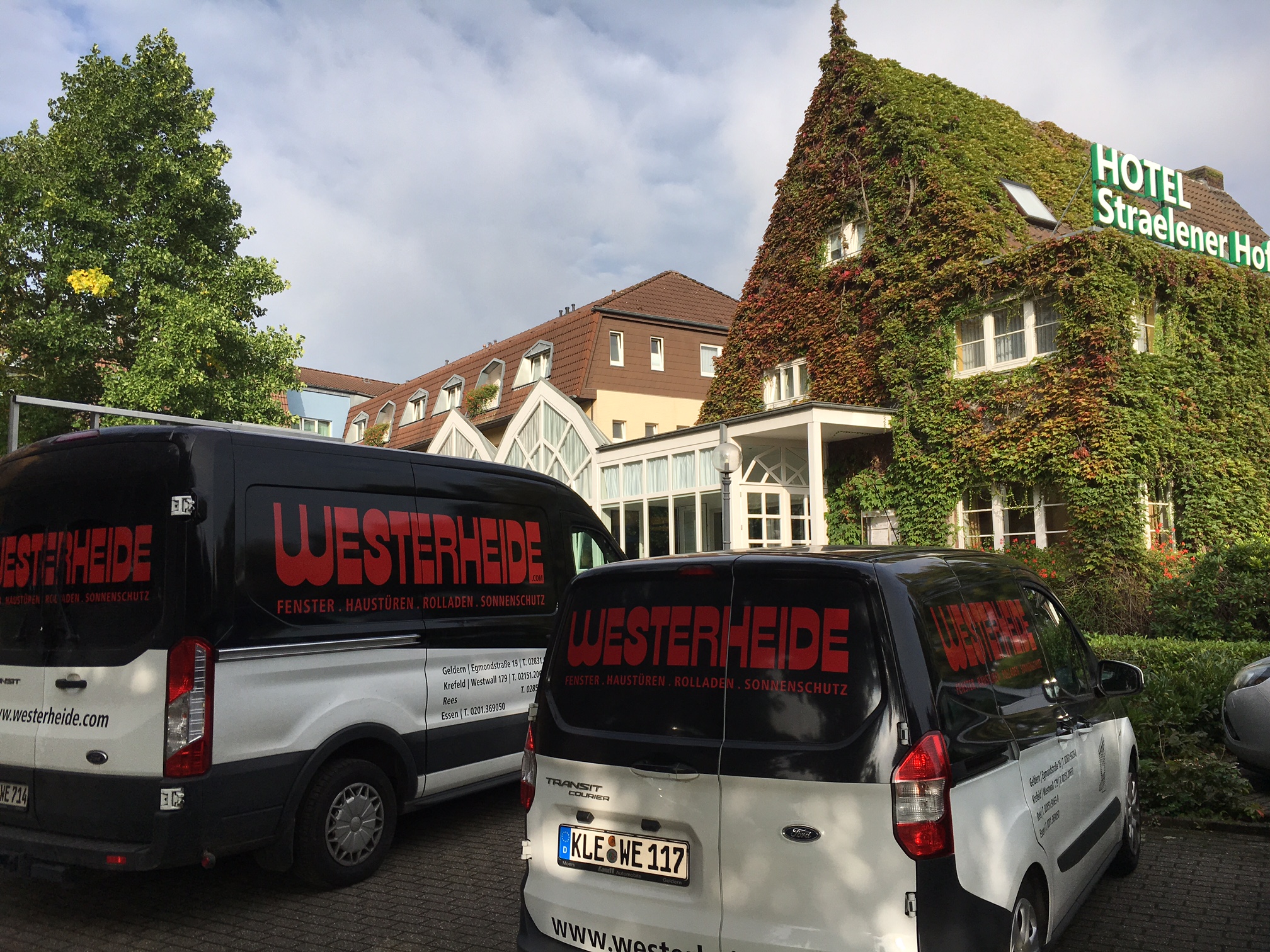 Zwei Service-Fahrzeuge von Westerheide vor einem Hotel