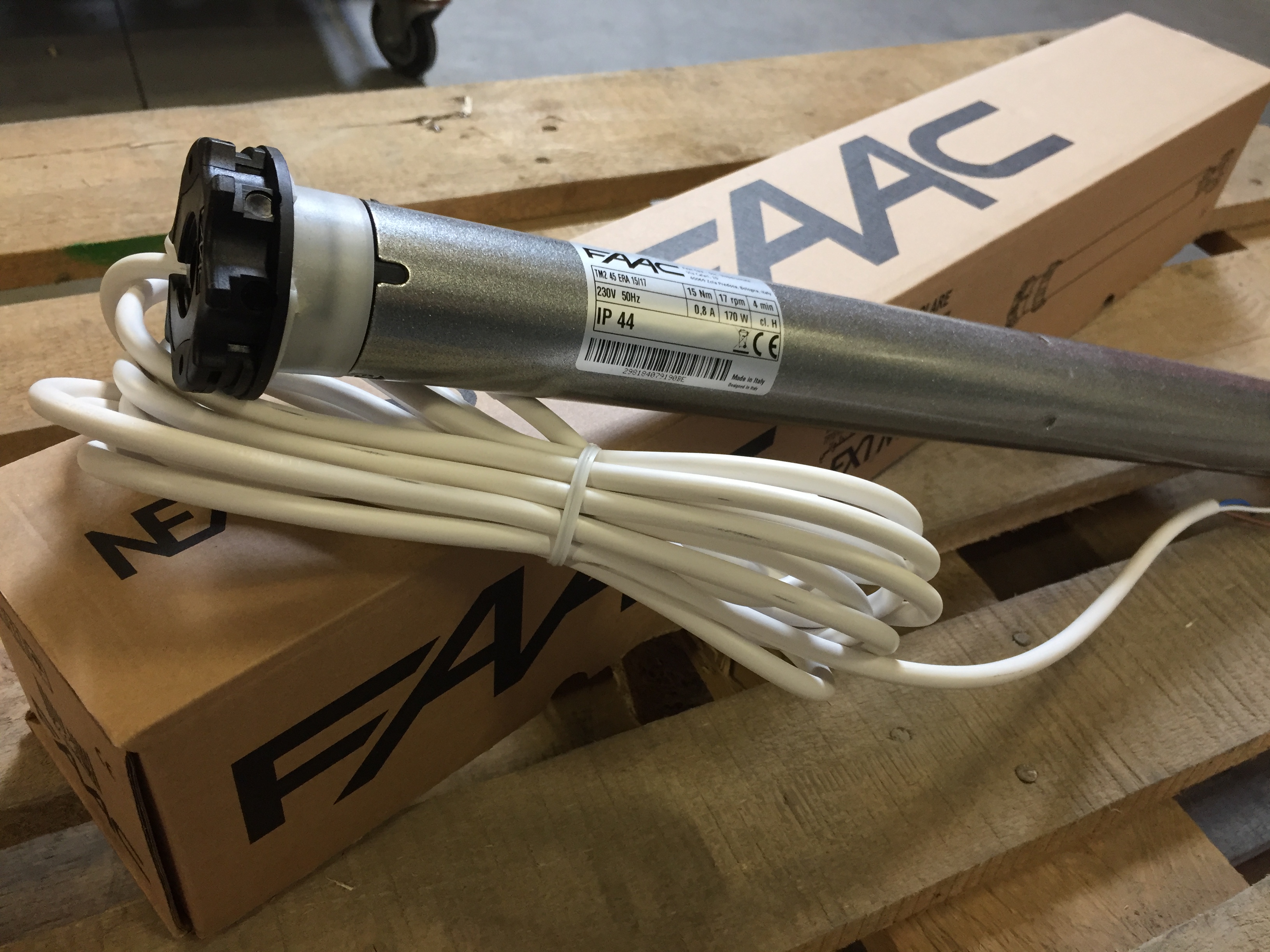 Rolladenmotor Rohrmotor Faac auf einer Palette im Lager