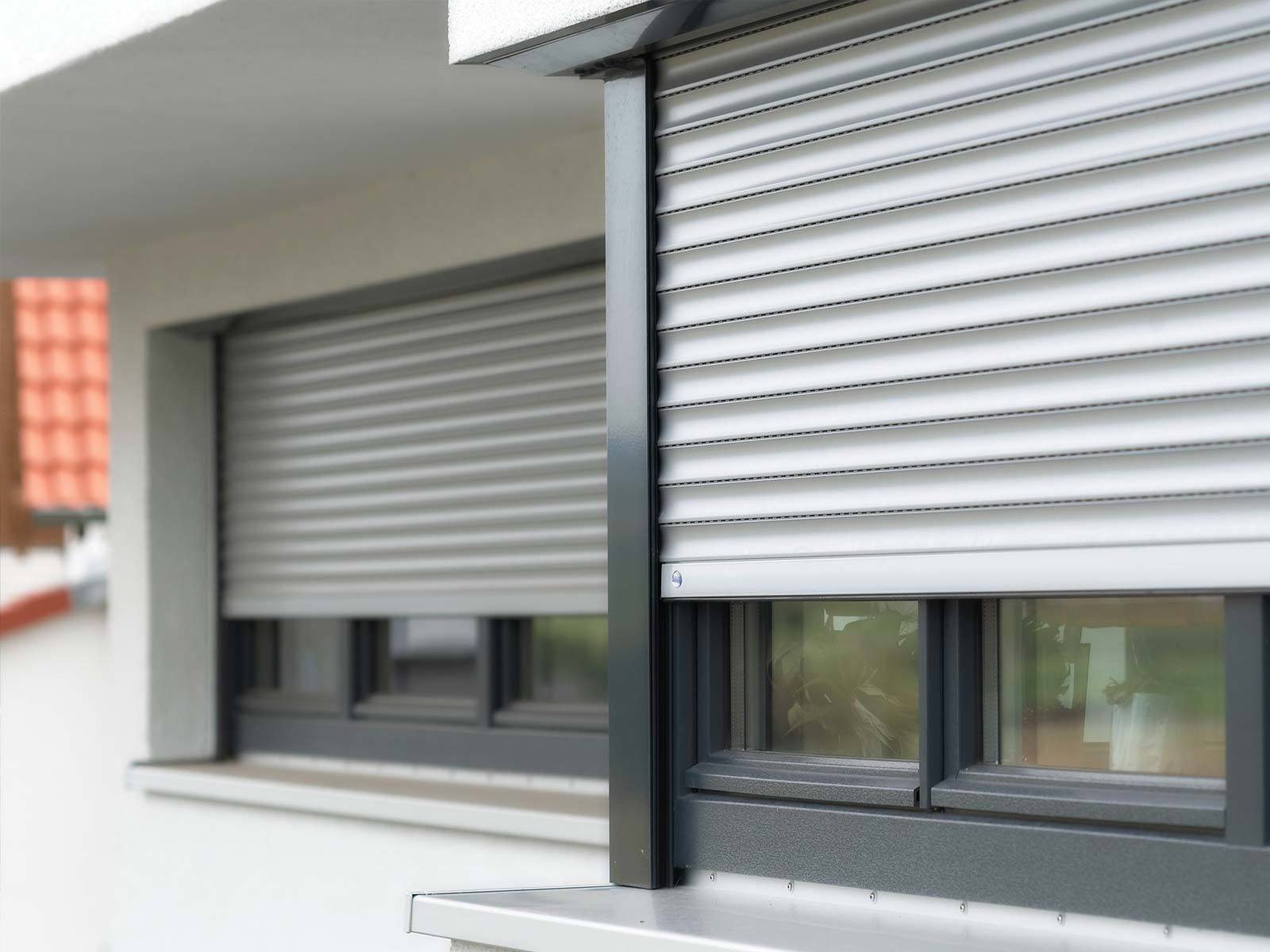 Aluminium Vorbaurolladen mit grauen Profilen und schwarzen Führungsschienen
