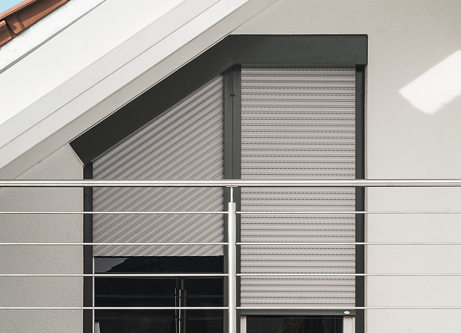 Roma Vorbaurolladen aus Aluminium an einem Schrägfenster mit Sonderform
