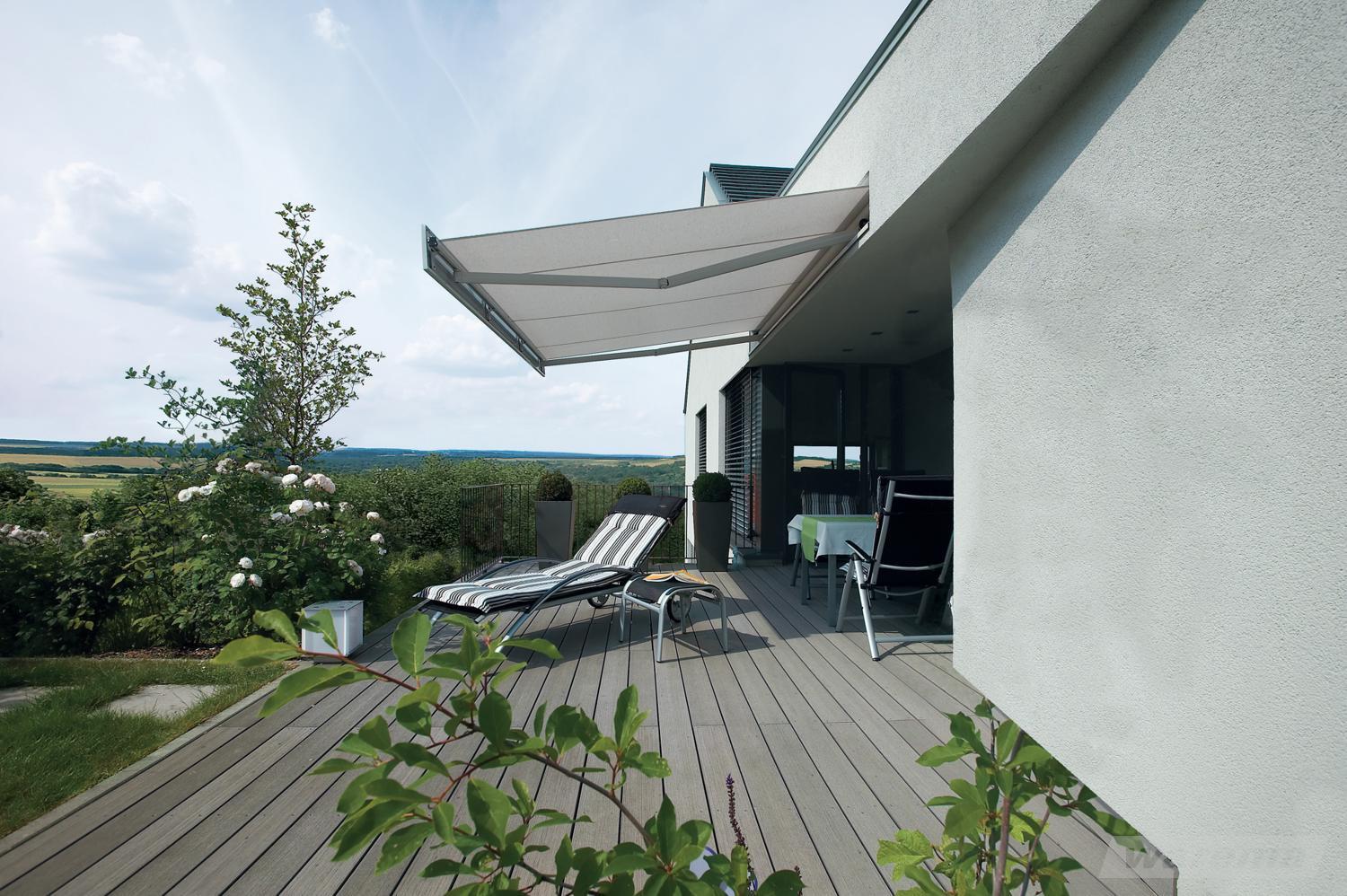 Schacht-Markise 700S an einem Wärmedämmverbundsystem und eine Terrasse
