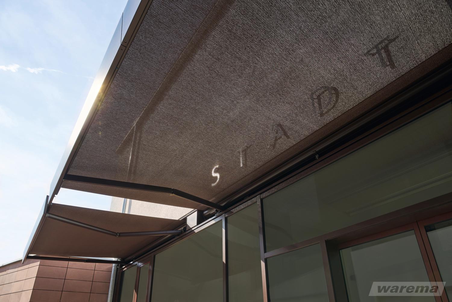 Sonnenmarkise Warema 700S mit integriertem Schacht an einer Fensterfassade