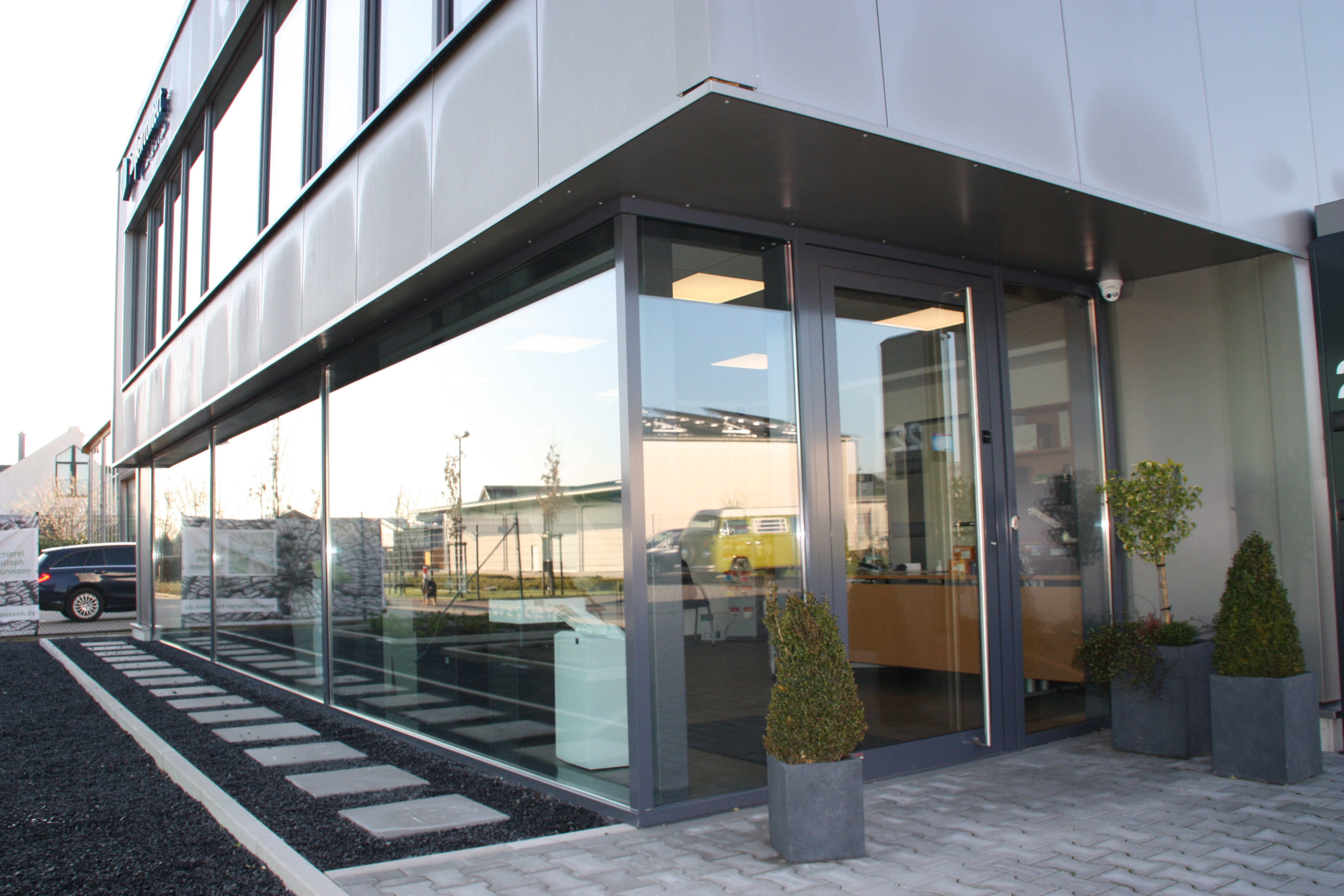 Pfosten-Riegel-Fensterfassade an einem Bürogebäude