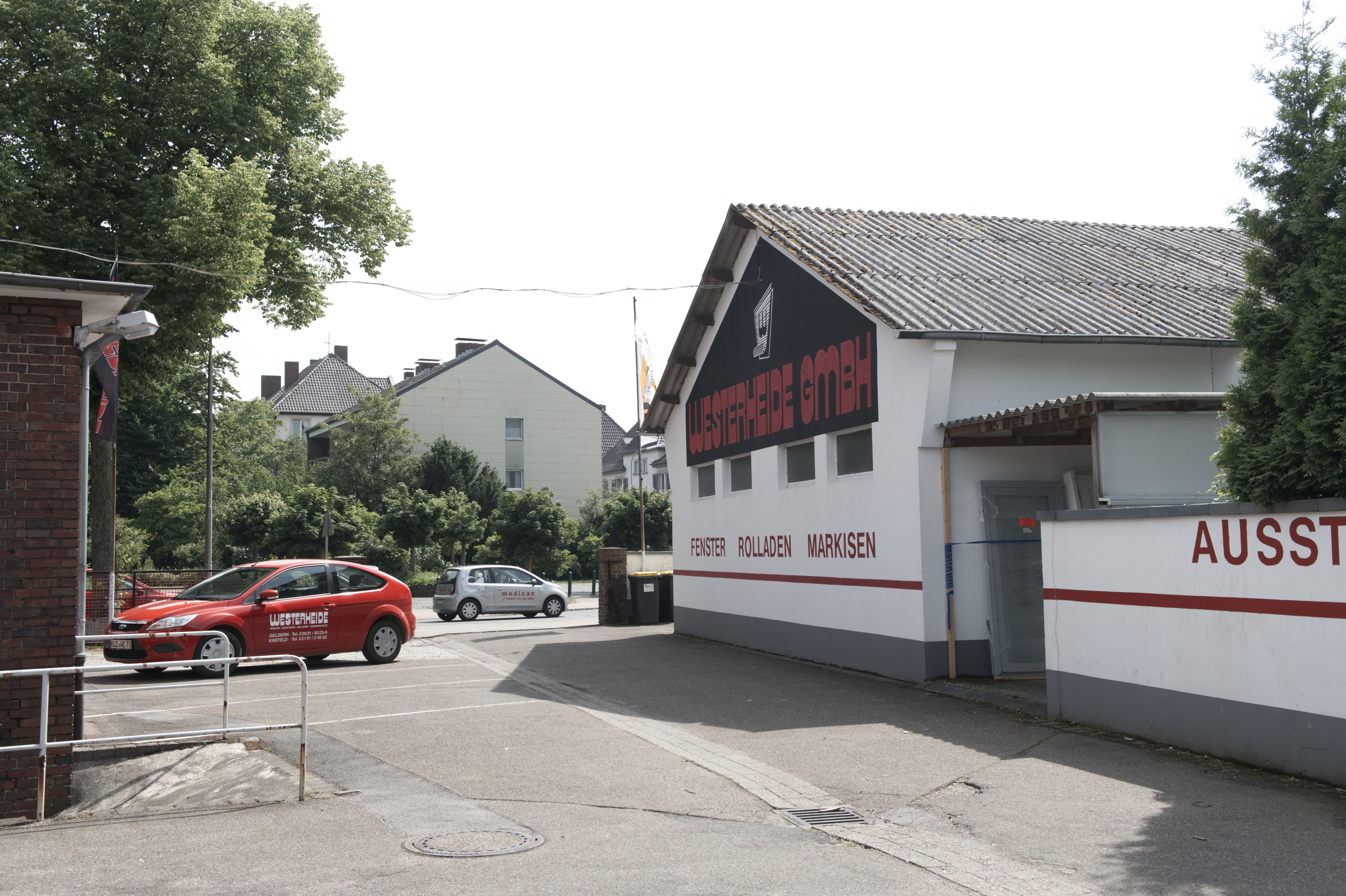 Der Standort Geldern vor der Werkstatt mit einem Firmen-Fahrzeug