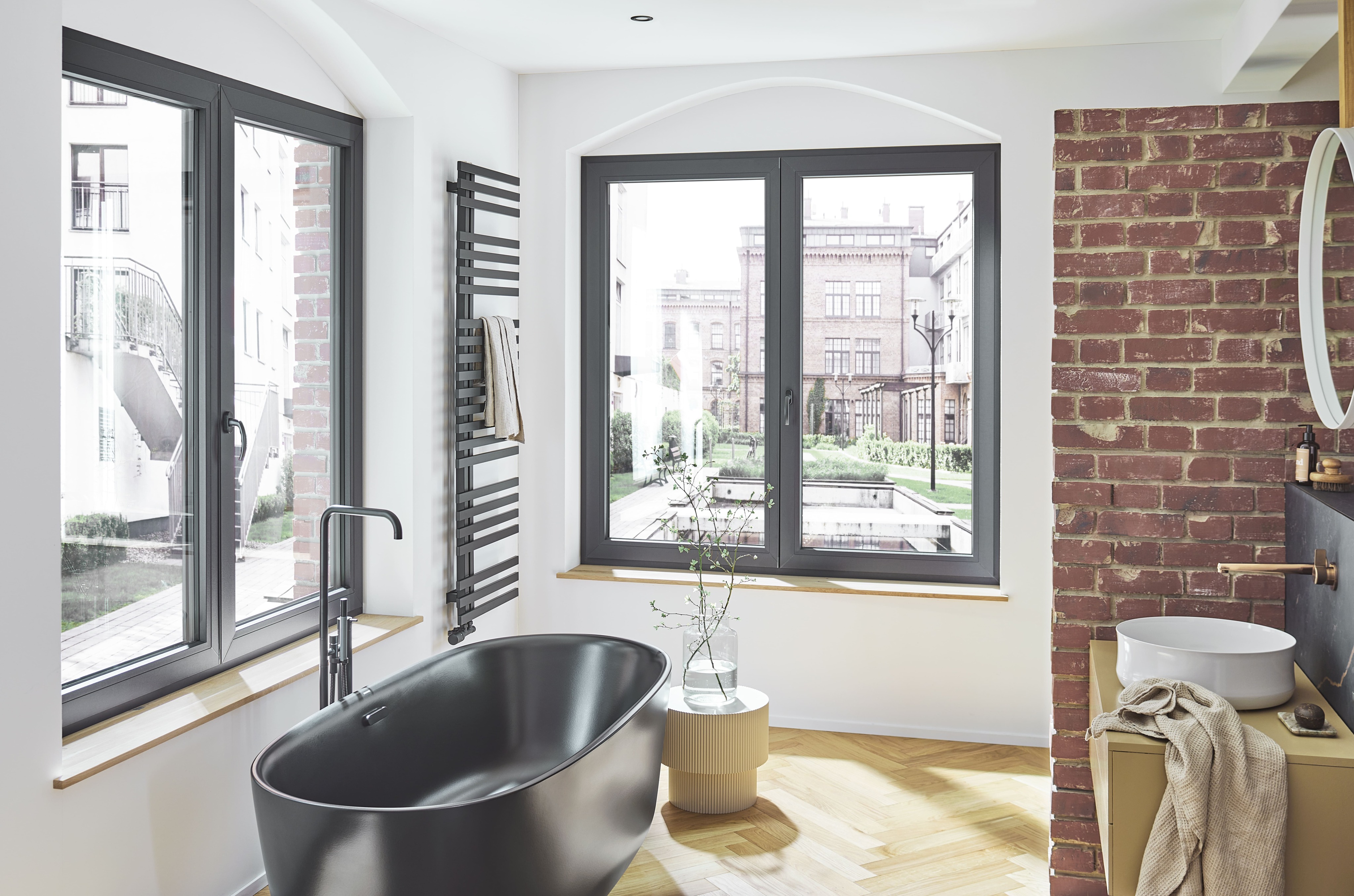 Panorama auf ein Badezimmer mit zwei Weru Kunststoffenstern Impreo