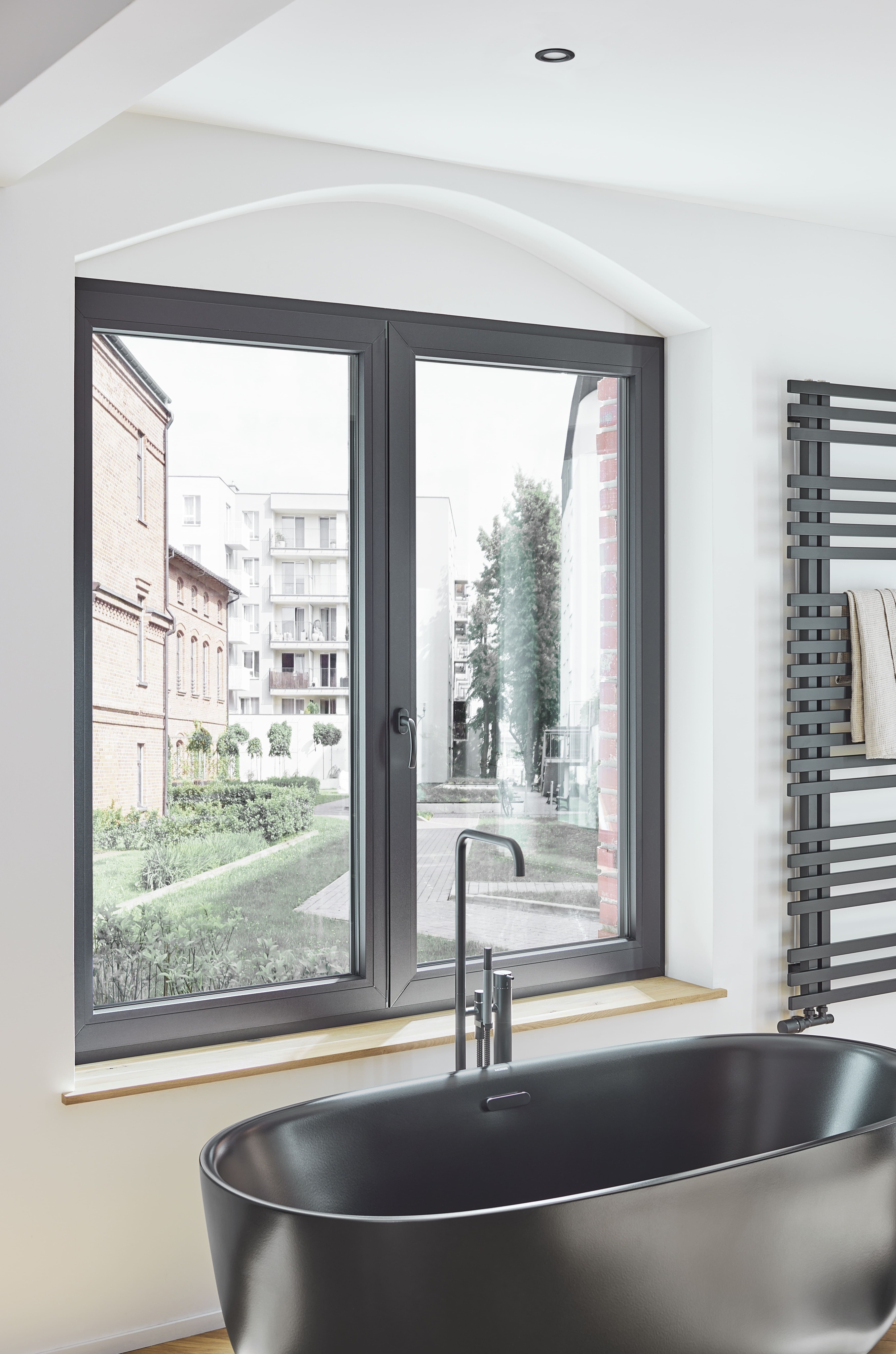 Innenansicht eines zweiflügligen Weru Impero Fenstersystem mit Sicht in einen Innenhof